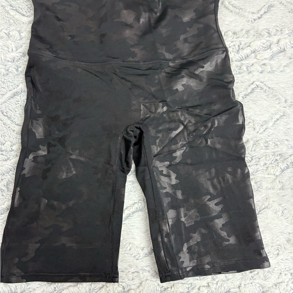 Pair of Spanx 9” Animal print Biker Shorts size Large - Picture 4 of 9